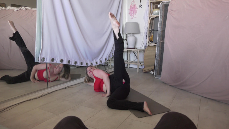 Erin Electra: Madrasta puta é fodida fazendo ioga