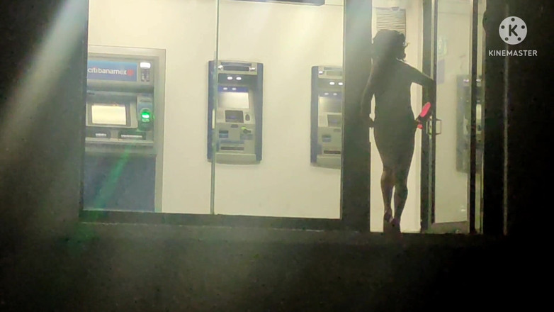 Traviezisha: 밤에 딜도로 공공 ATM에서 후장을 자위하는 섹시한 드레스를 입은 Sissy