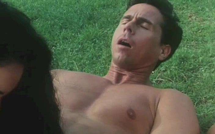 Inhonorof porn: Uma orgia vintage com muitas putas e dupla penetração