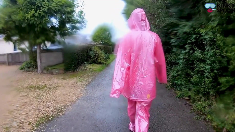 UKCuteGirl: Lucy का पारदर्शी रेनवियर और आउटडोर सार्वजनिक चूत छेड़ना