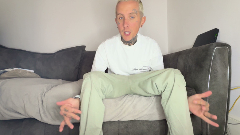 Tatman Quinn: Sofa Wank Memancut Pada Diri Saya
