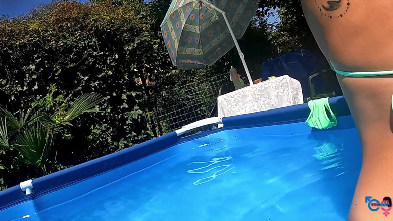 effeemme1: Garota italiana amadora é fodida bem na piscina e goza no...