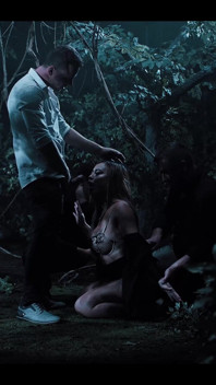 Aziatische slet gangbang - Japans meisje met grote tieten wordt gebruikt als een neukpop in het bos, bevroren fetisj