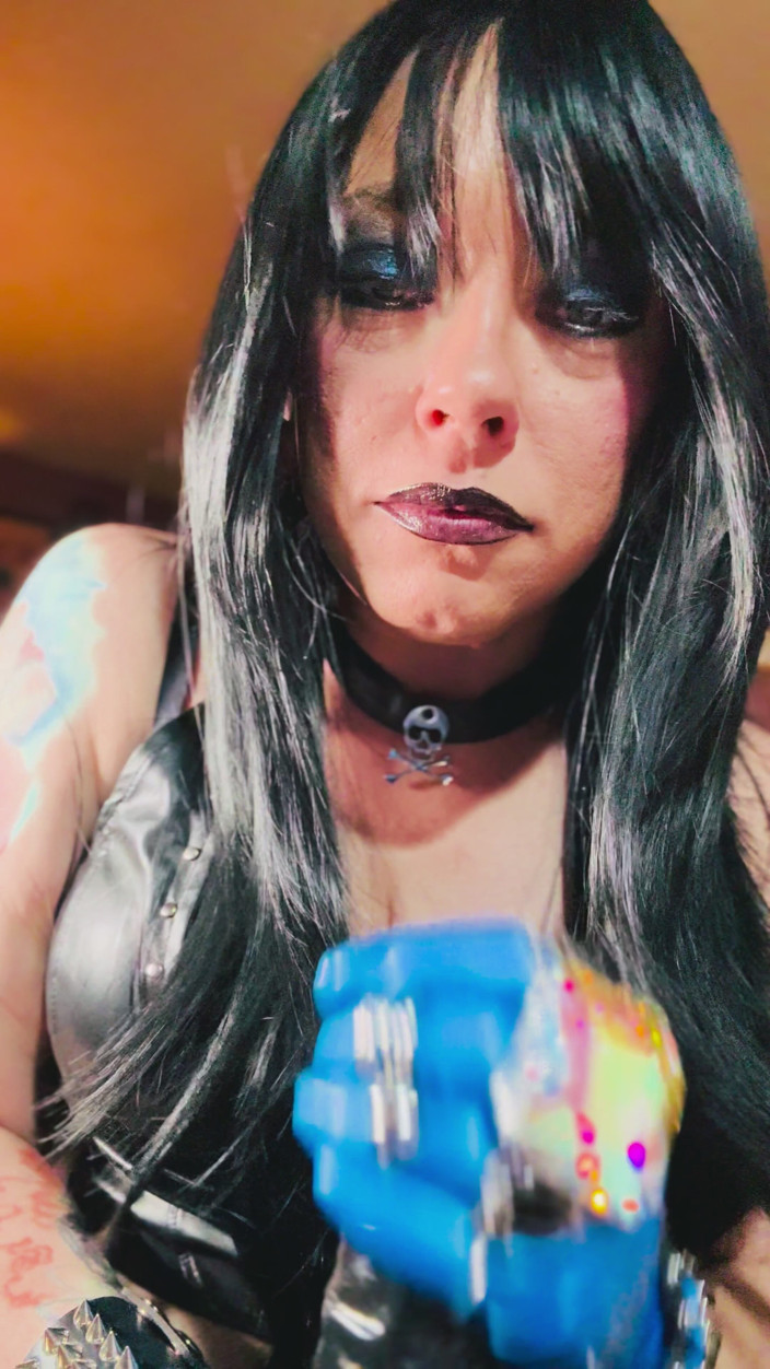 Tina Snua: Slečna Tina Snua vám dá pokyny, jak si vystříkat a...