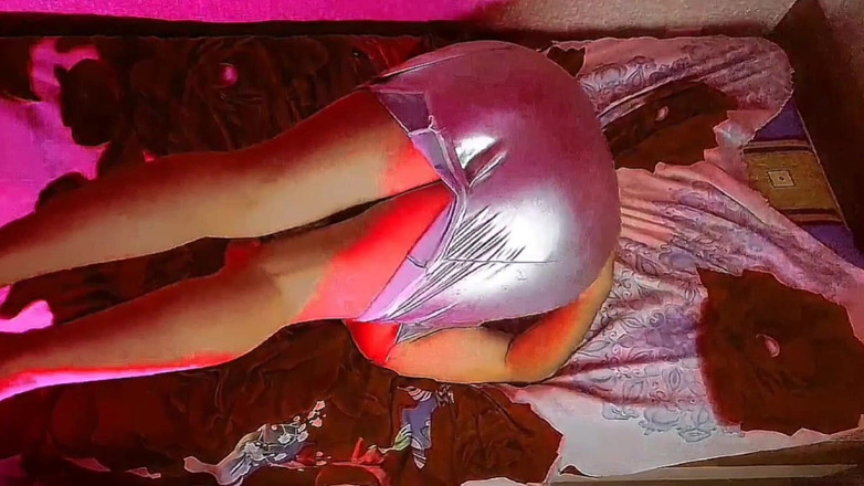 Kitty_Cross: 火辣抹油的胖美女闪亮光滑的纯皮肤和变装角色扮演者模特