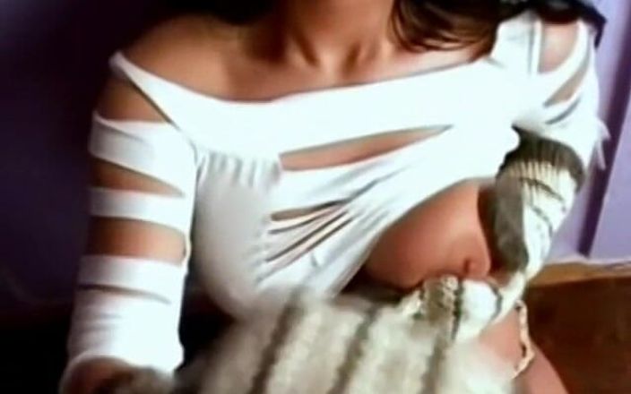 Homegrown Handjob: 巨乳ブルネットからの手コキ