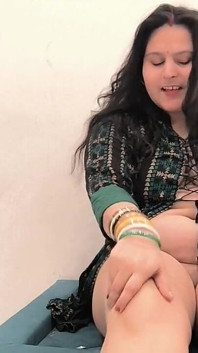 bare rasdaar stan gulaabi choot choot men oongli karna