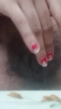 En flicka hakar sin fitta full av spermavideo