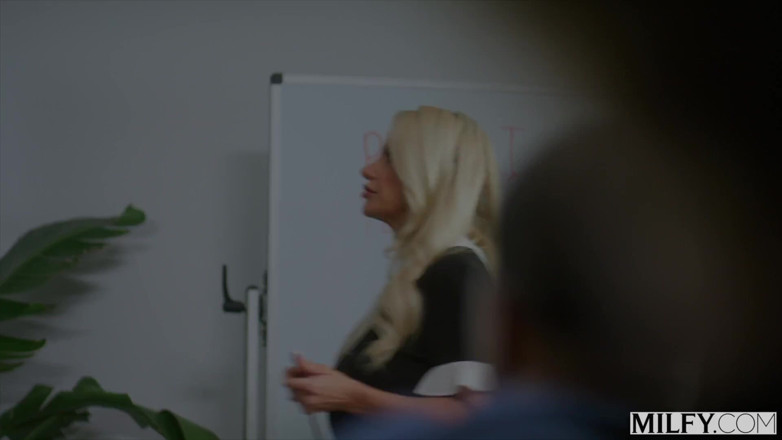 Milfy: Bu guru melahap kontol besar hitam muridnya di seks threesome...