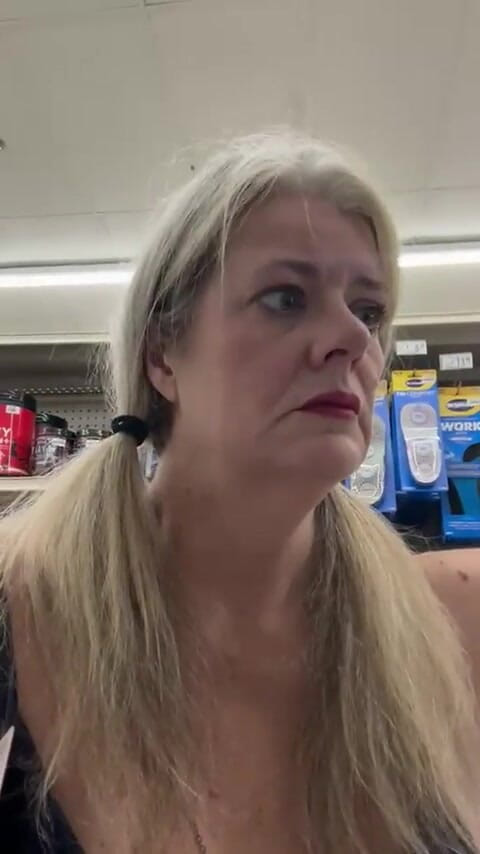 Alice Harlot: Faire du shopping seul. Quelque chose est en moi. Entièrement...
