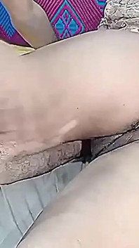 義理の兄の心臓は、彼のインド人の義理の妹との荒々しく硬いアナルセックスの準備をしながら高鳴った