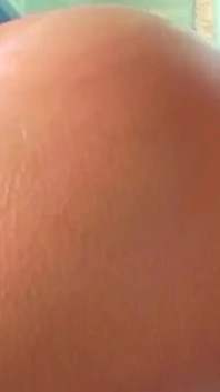 Une brune séduisante doigte son trou du cul insatiable et prend une bite colossale en levrette