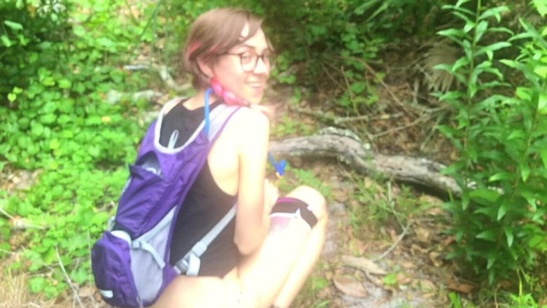 kactus kutie: Pisciare nella foresta durante un'escursione