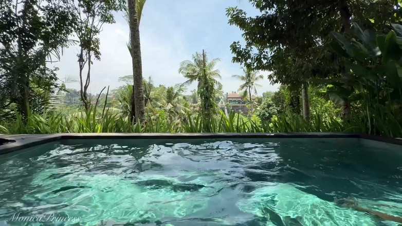 Princess Monica: Соблазняет в просвечивающееся платье на улице у бассейна, стриптиз