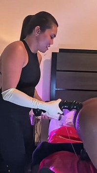 Asijský femdom anální fisting a pegging