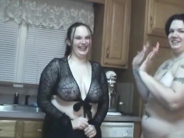 ChickPass Vintage: Le studentessa paffuta Christina e Madalyn diventano disordinate