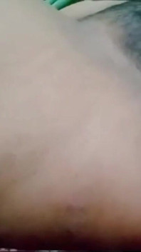 Desi Indisch meisje s paste olie in haar poesje en haalde het water uit haar poesje van woede