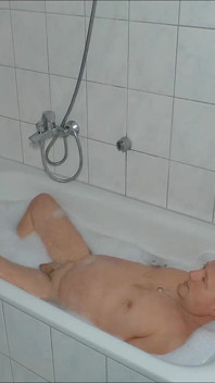 Douche dorée en surprise pour lui !