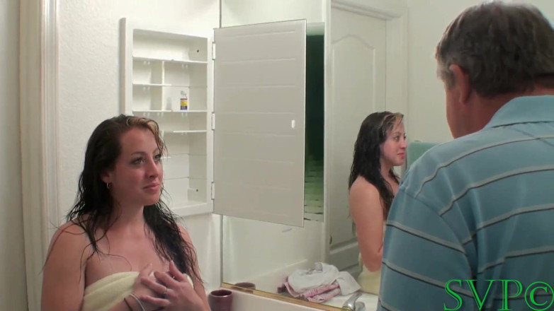 Wicked smoking stepsisters: Une belle-fille console son beau-père avec du sexe torride