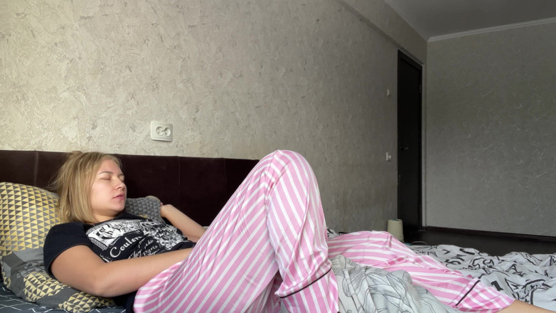 Stacy_via: Üvey annem evde yalnız kaldı ve 2 kez boşaldı