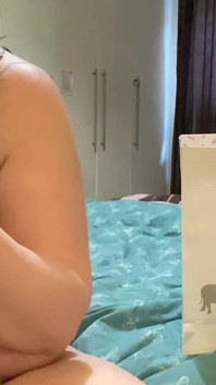 Pembe göt tıkacı ve duştan tamamen çıplak