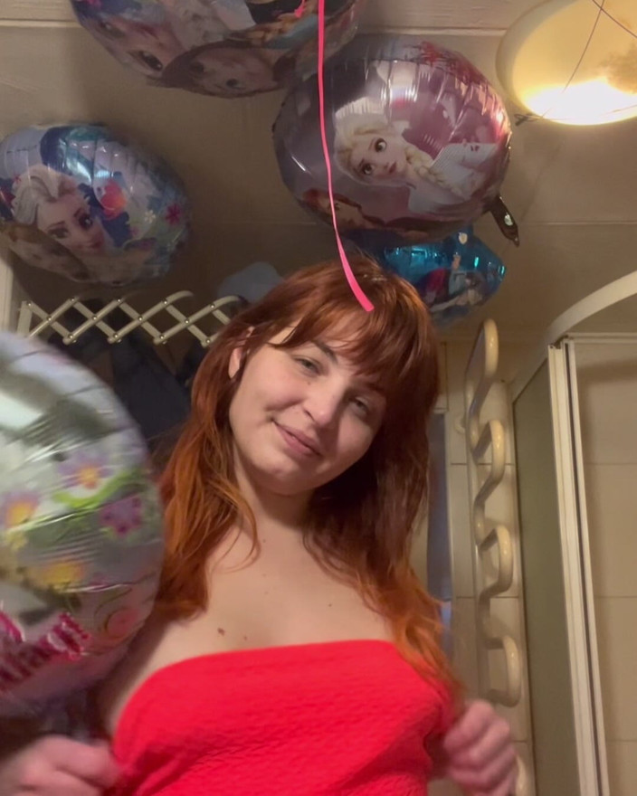 Elena917: 用小便、吐痰和食物让气球弄脏，然后向天空发射