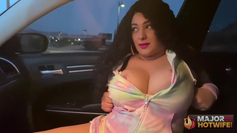 Rome Major Hot Wife: Une chaudasse mariée fait du jogging en voiture