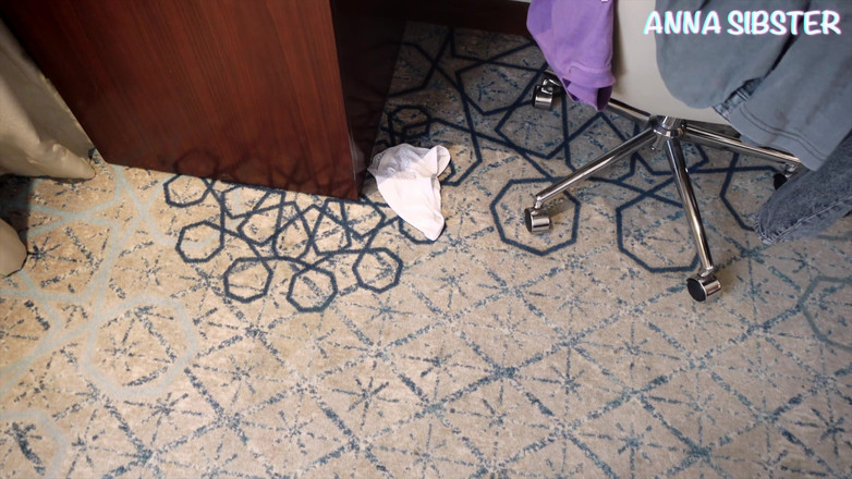 Anna Sibster: Bạn của vợ tôi bắt gặp tôi ngửi quần lót...