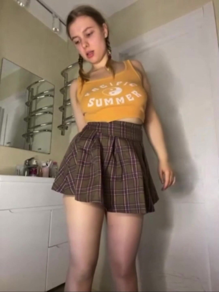 JuiceLussie: 화장실에서 큰 딜도로 섹스하는 배다른 여동생