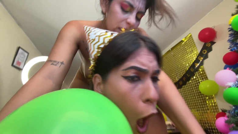 Lady: 2人のかわいい若い女性がパパの誕生日を祝う、本物の自家製3P