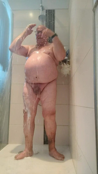 Karlchengeil: Douche met schuimspons