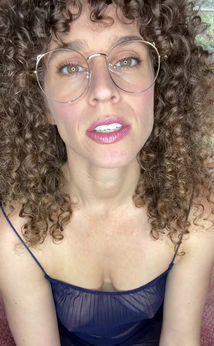 VibeWithMommy: Macecha JOI! Potřebuju tě.. Potřebuji, abys mi lízal nohy, prsty...