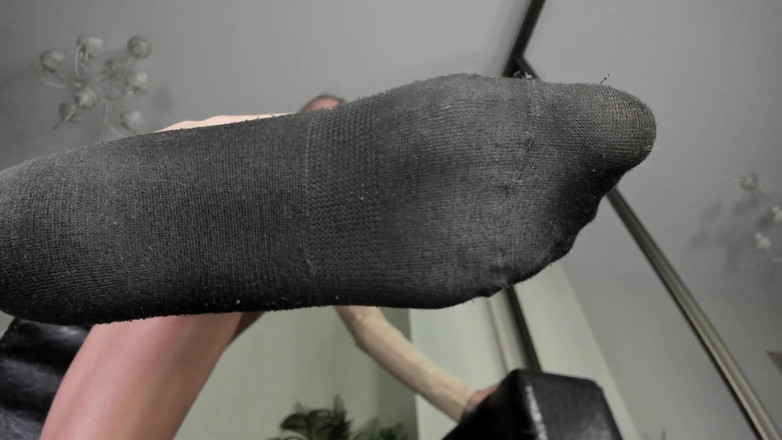 Feet lady: 穿长脚的黑色袜子