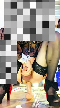 Transe im höschen reitet mit analdildo