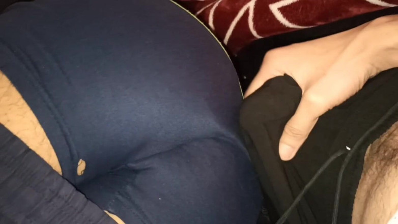 Desi__Panda: Sopir truk desi menyetubuhi pantat besar temannya yang lurus