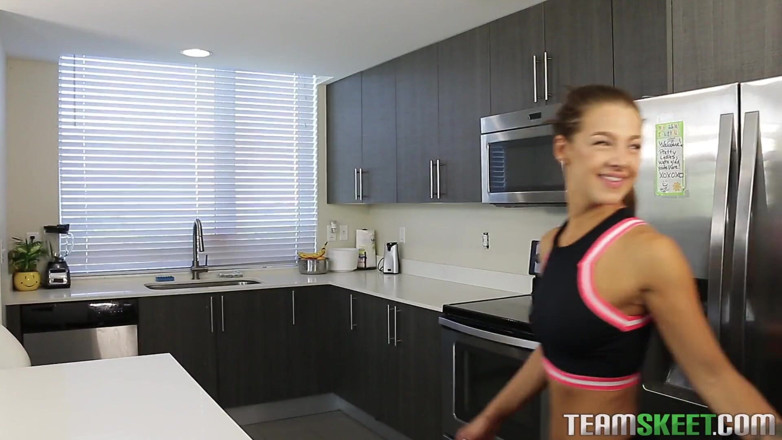 Team Skeet: Fit beauty sucks off thick cock muscle stud