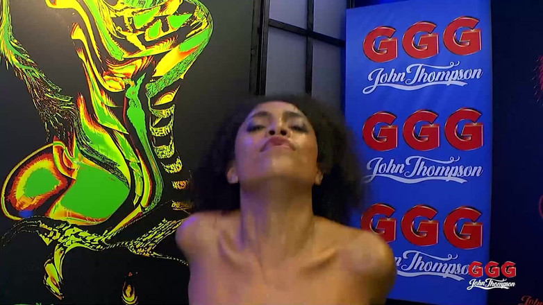 Gang Bang Germany: Ggg John thompson-luna corazon湿润饥渴的阴户里被多个巨大的白鸡巴抽插