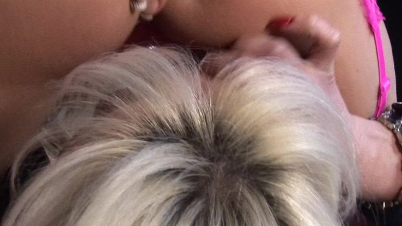 Cyber pussy: MILF lesbian yang cantik menikmati merasai pepek manis