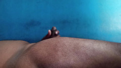 Indoor ally: Indický baculatý chlapec si honí sám