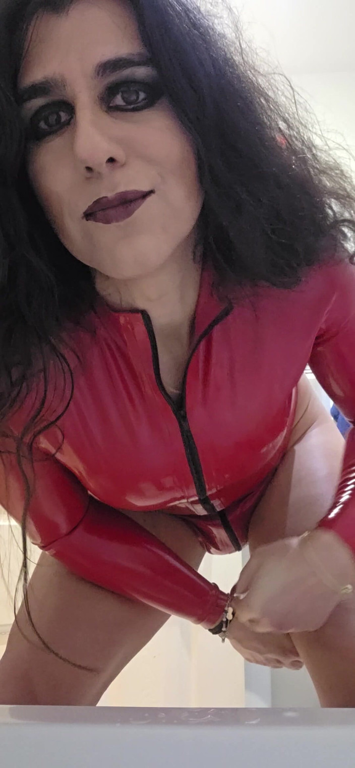 Bella Roma: Puan Memerintah Awak Untuk Minum Kencing Emasnya