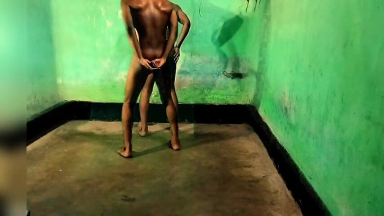 Desi Tits: Lelaki lurus lucah gay mengongkek femboy kembar berdiri seks
