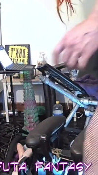O scurtă plimbare la un Big Sissygasm pe scaunul sexual