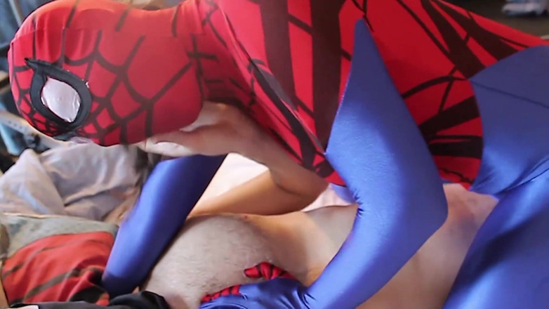 Nylon Xtreme: Superhrdinky spidergirl kouří a šukají