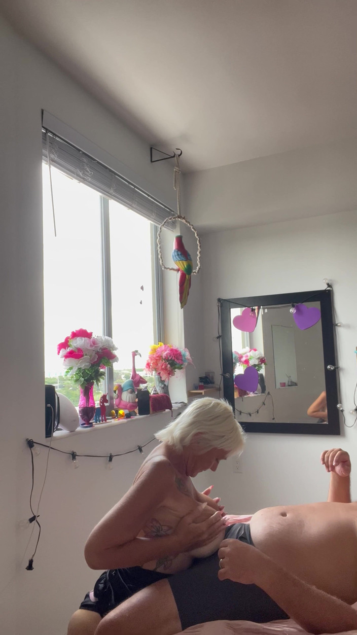 Greek Goddess Steph: Bintang lucah dewi Yunani Steph menghisap zakar dalam video erotik...