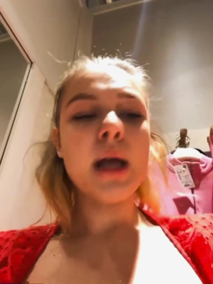 JuiceLussie: Menjolok dubur melampau di bilik fitting