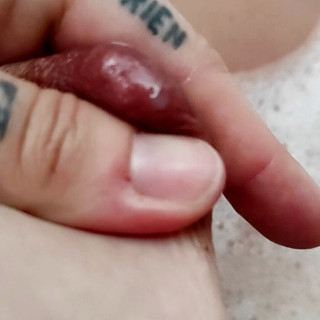 MilkyNippleMilf: Tetovaná švýcarská milfka si dojí bradavku (první kapky)