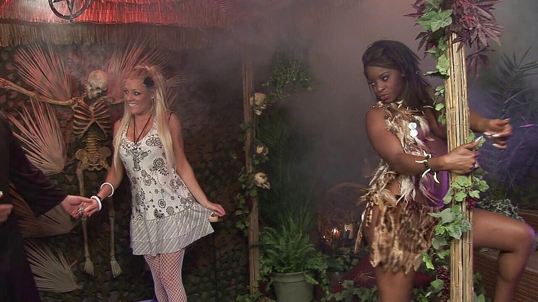 Witches are Bitches: Careca padre desfrutando de um quarteto interracial com suas putas...