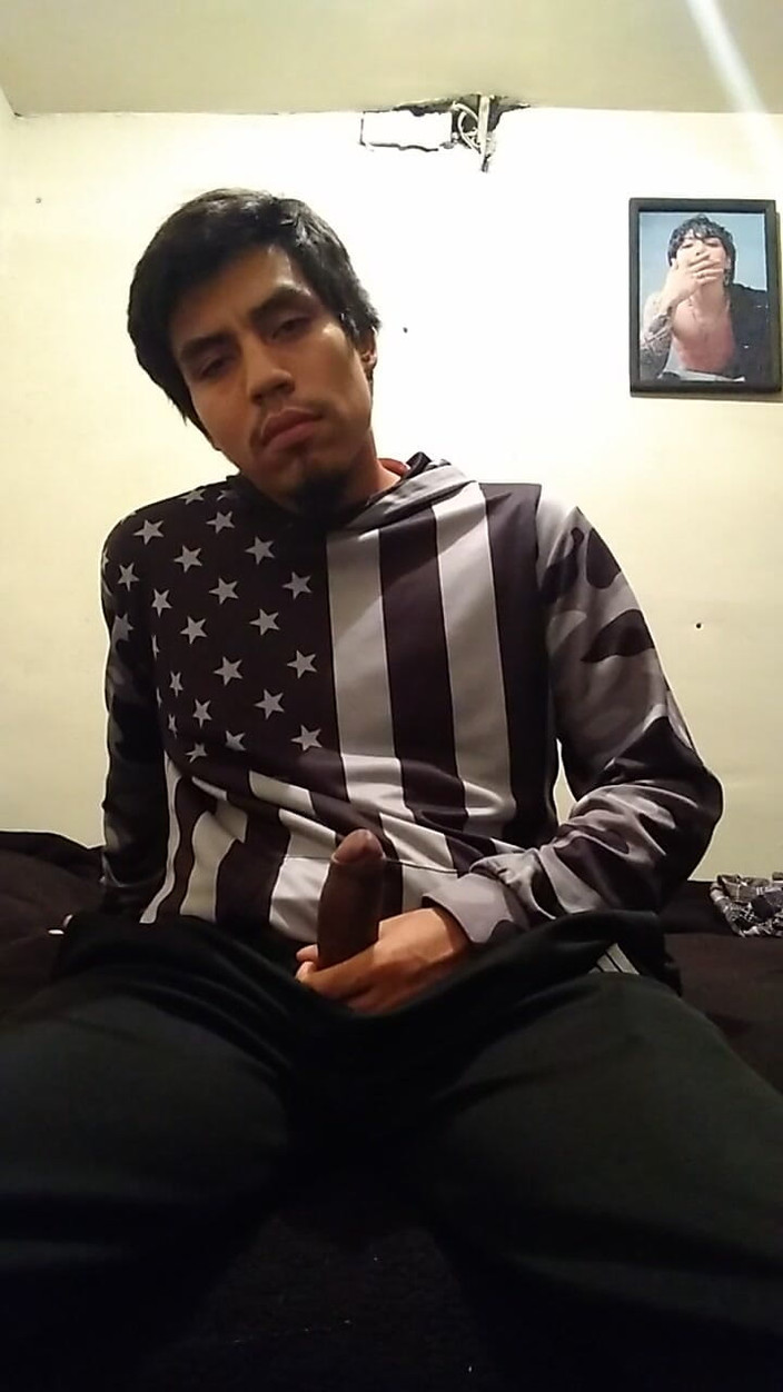 AlexAlejandro13: Svůdný muž s obrovským ptákem, který z něj vykukuje