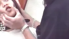 Cewek Asia berambut gelap mencoba anal untuk pertama kalinya
