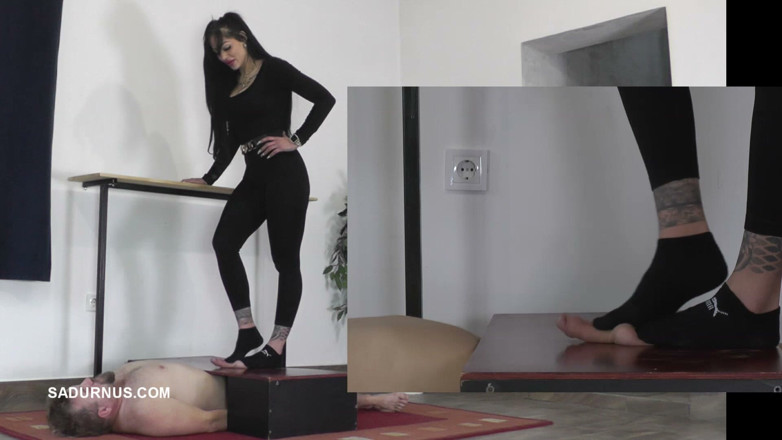 Sadurnus: Dominatrix Cleo En Calcetines Puma Pisotea a Su Esclavo Hasta...
